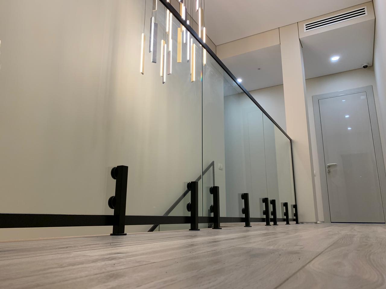 Стеклянное ограждение с LED-подсветкой