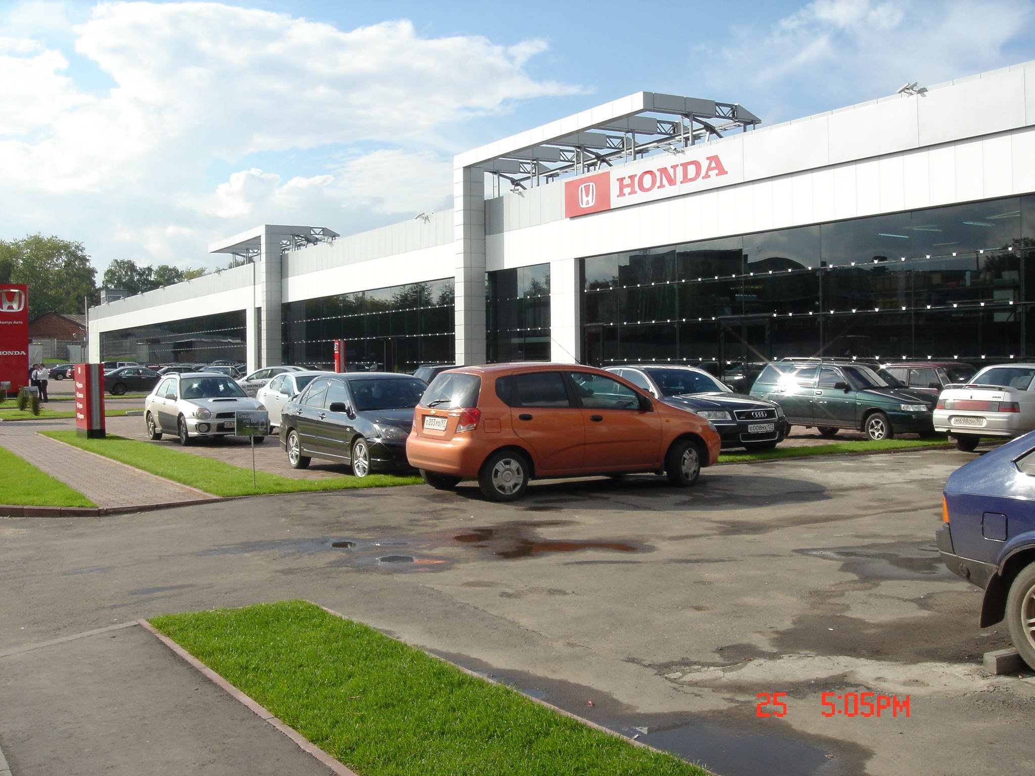 Панорамный фасад автосалона Honda