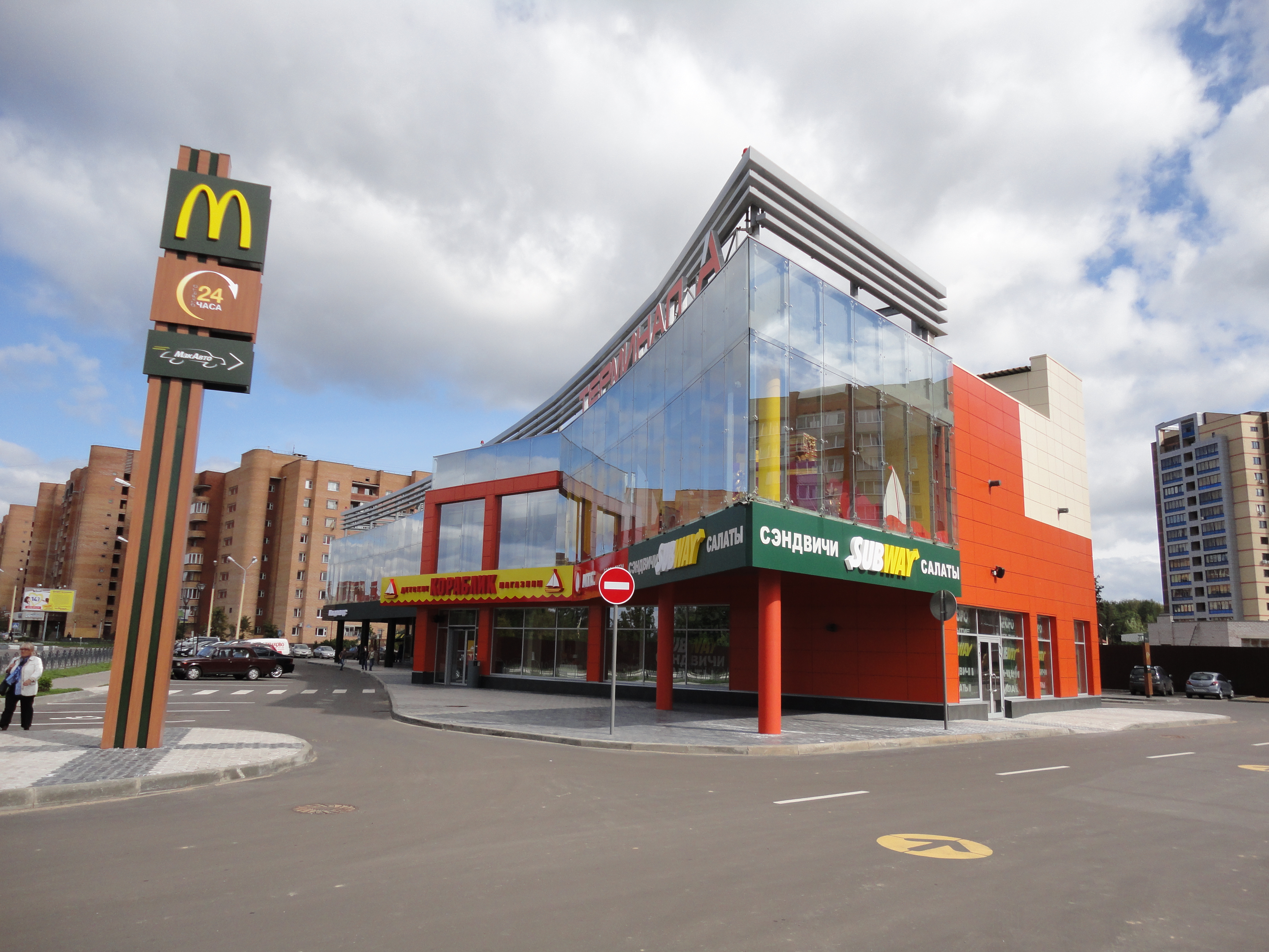 Угловой фасад ТРЦ со стеклянным углом