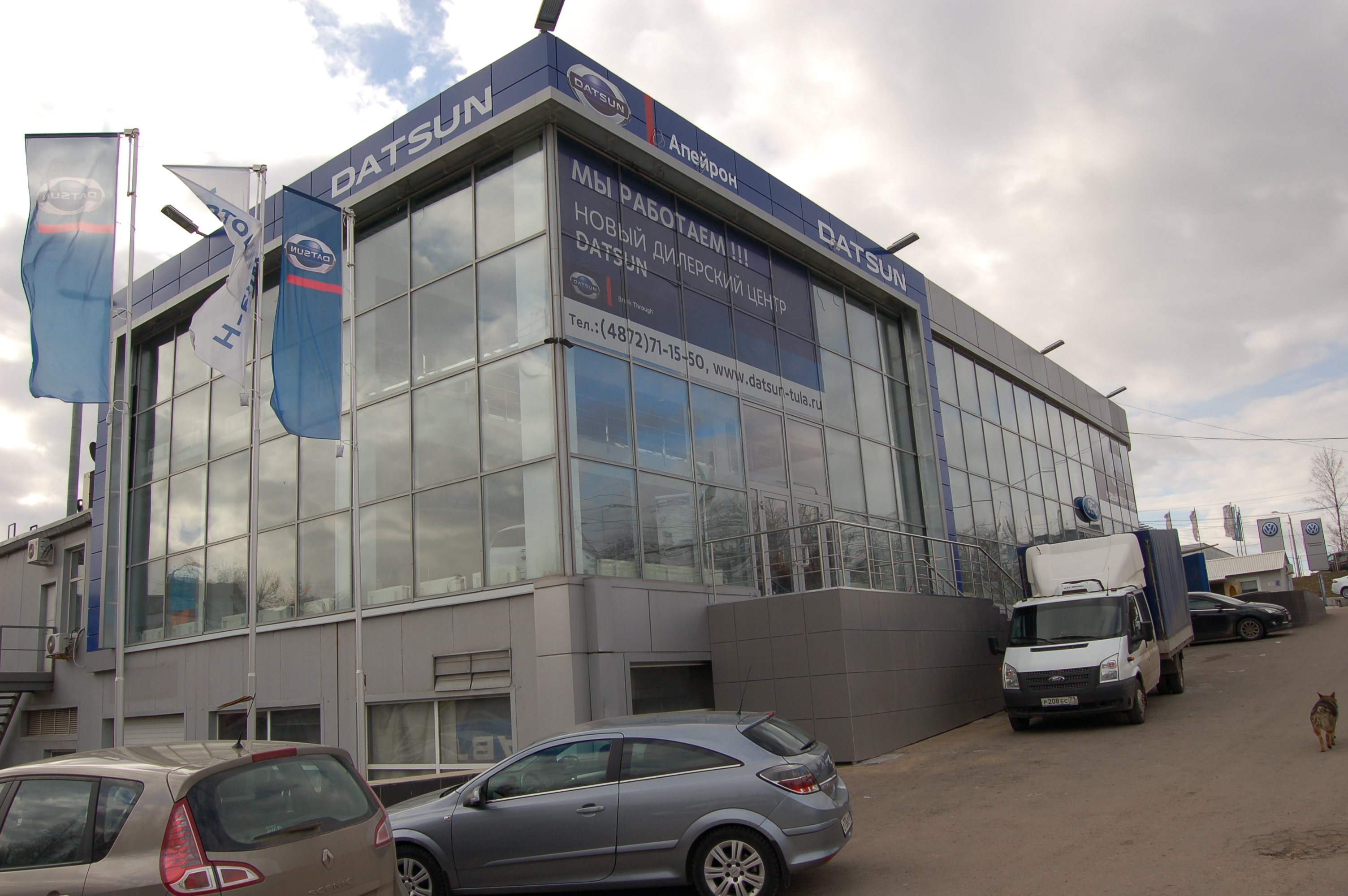 Стеклянный фасад дилерского центра Datsun